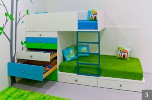 Dvoupatrová postel v dětském pokoji se spoustou úložného prostoru