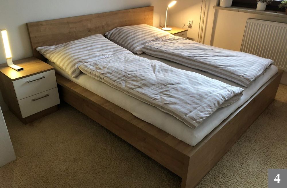 Dřevěná postel a noční stolky