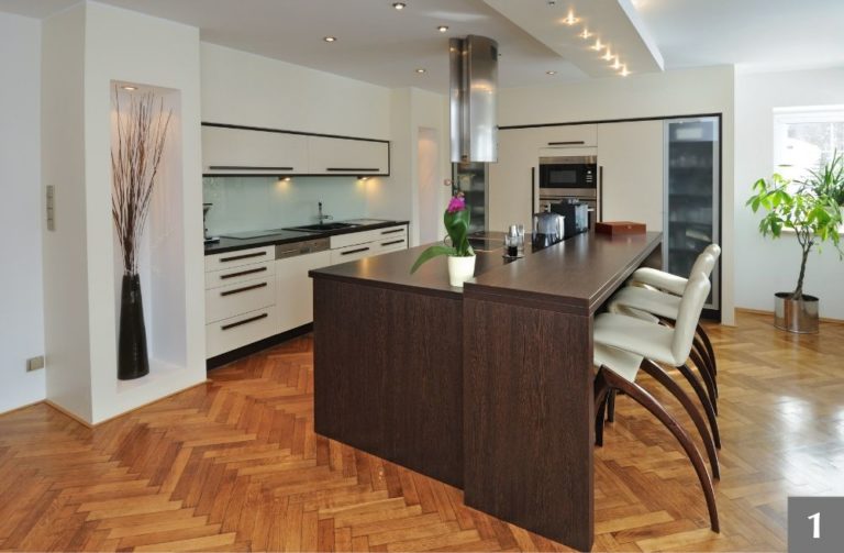 Moderní kuchyně s kombinaci bílého a tmavého dřeva s výraznými úchyty