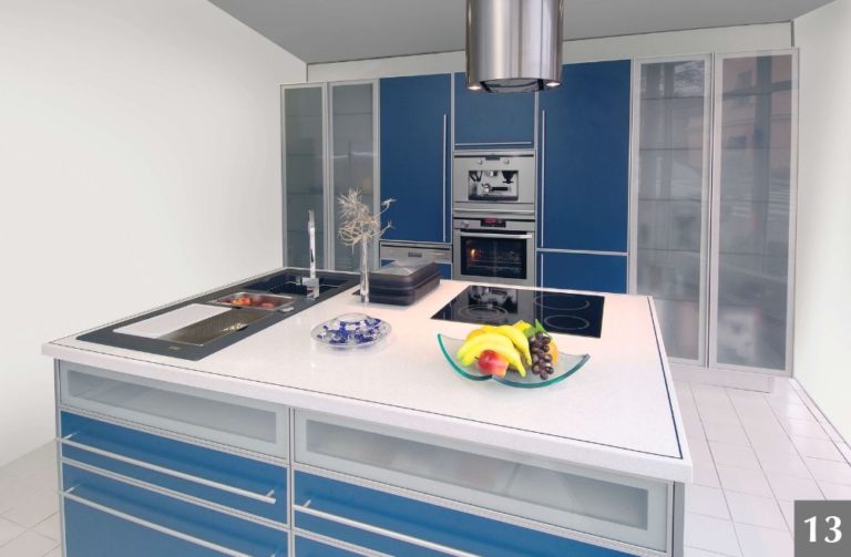 Moderní kuchyně v modrém provedení s kuchyňským ostrůvkem