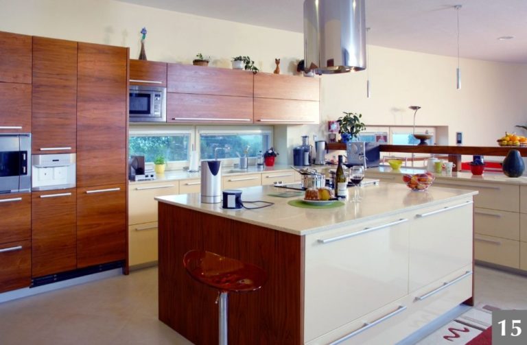 Moderní dřevěná kuchyně s velkým kuchyňským ostrůvkem a barem