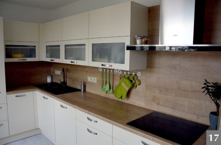 Moderní kuchyně s dřevěnými obklady