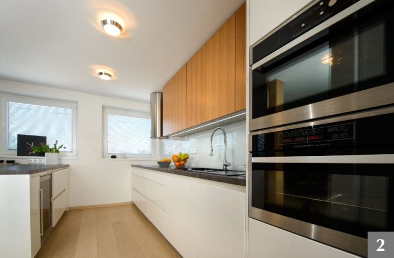 Moderní kuchyně kombinující bílou barvu a přirodní dřevo