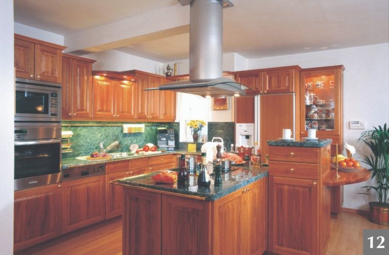 Rustikální dřevěná kuchyně s moderními spotřebiči