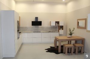 Bílá minimalistická kuchyně s moderními prvky