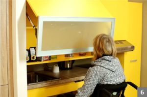 Bezbariérová kuchyně s polohovatelnými policemi pro invalidy