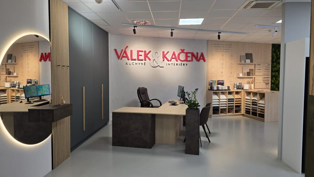 Interiér kuchyňského studia Válek & Kačena v Brně s vystavenými kuchyněmi a materiály