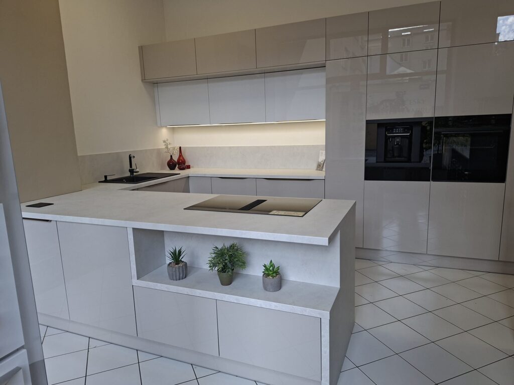 Moderní světlá kuchyně s ostrůvkem ve studiu Válek & Kačena Ostrava